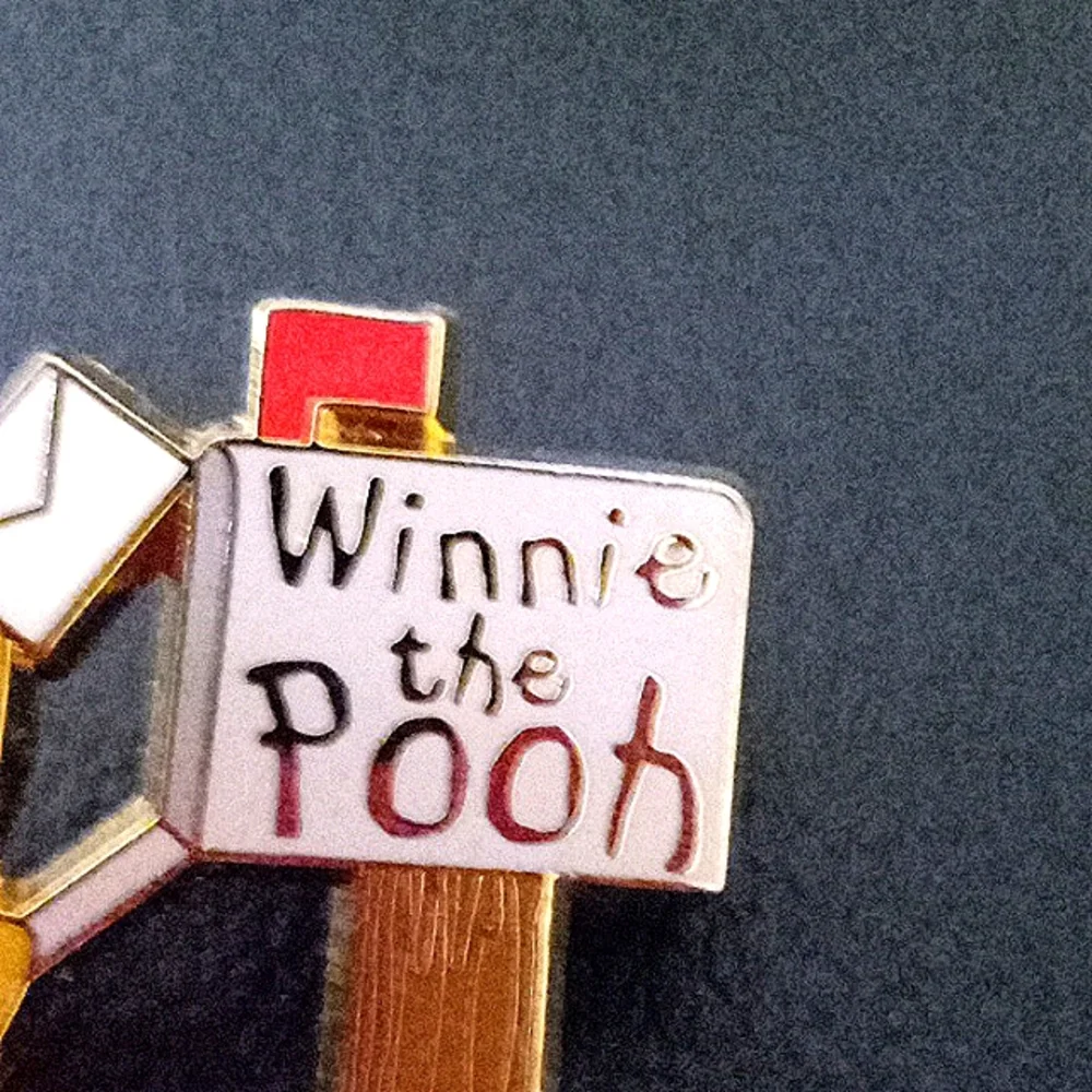 DISNEY STORE WINNIE THE POOH MAILING HIS LETTER TO SANTA - Picture 2 of 8